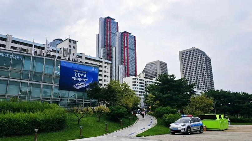 alt="モダンな建築と緑が調和する昼の汝矣島風景" - ソウル漢江の夜景に酔いしれる：2026年度版ナイトビュー完全ガイド