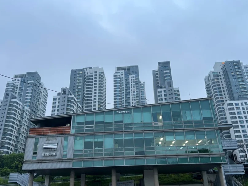 alt="漢江沿いに位置する現代的な文化施設とレジデンス" - ソウル漢江の夜景に酔いしれる：2026年度版ナイトビュー完全ガイド