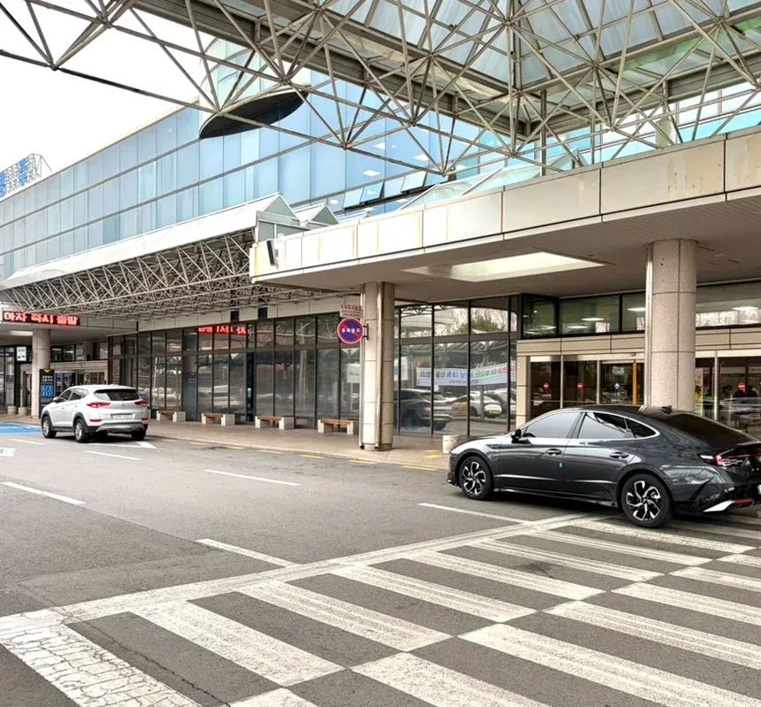 alt - Beyond the Counter: The Strategic Elegance of Administrative Kiosks at Gwangju Airport