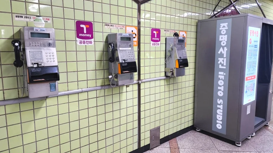 alt - Beyond the Counter: The Strategic Elegance of Administrative Kiosks at Gwangju Airport