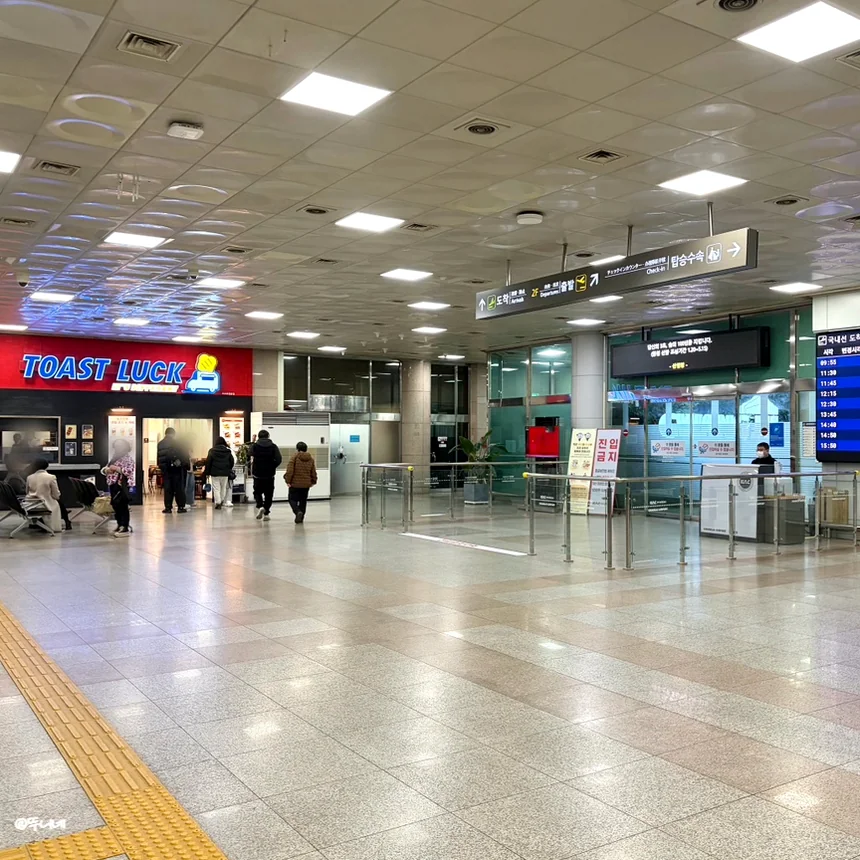 alt - Beyond the Counter: The Strategic Elegance of Administrative Kiosks at Gwangju Airport