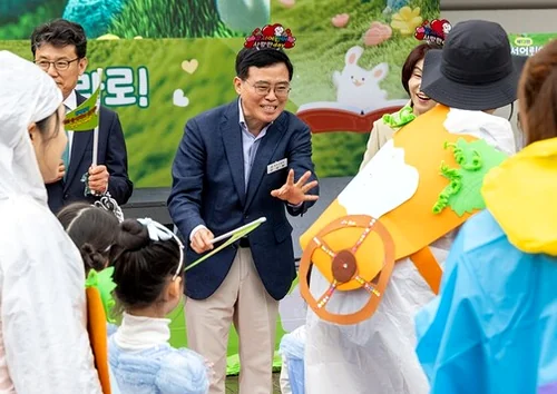 The serene late-afternoon atmosphere of Banghwa Neighborhood Park as the festival winds down - Narrative Arc at Banghwa Neighborhood Park: The 2026 Gangseo Fairy Tale Festival