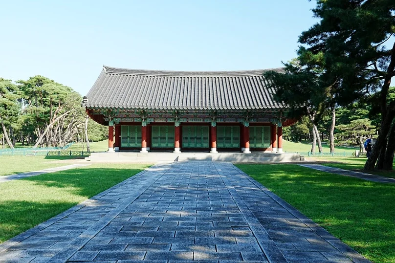 Symmetrical grandeur of the traditional ritual hall, where time-honored architecture and deep-colored eaves meet the quiet whispers of ancient history. - Gyeongju Oreung: The Architectural Silence of Silla’s Sacred Five