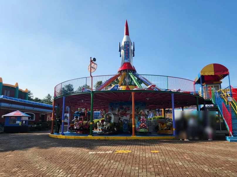 A vintage-inspired rocket ride at the DreamLand amusement section, capturing a sense of nostalgic playfulness. - Nostalgic Sanctuaries: Jeonju Zoo and the 2026 Eco-Aesthetic Evolution