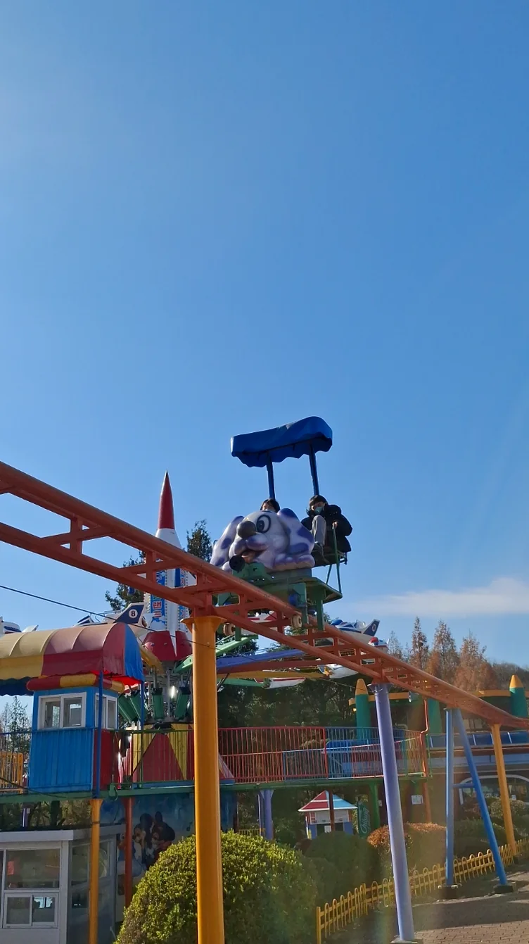 A unique monorail ride offering visitors an elevated perspective of the amusement park and zoo grounds. - Nostalgic Sanctuaries: Jeonju Zoo and the 2026 Eco-Aesthetic Evolution