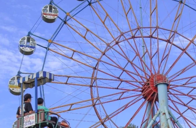 A detailed close-up of the vintage Ferris wheel gondolas, capturing the retro aesthetic of the DreamLand section. - Nostalgic Sanctuaries: Jeonju Zoo and the 2026 Eco-Aesthetic Evolution