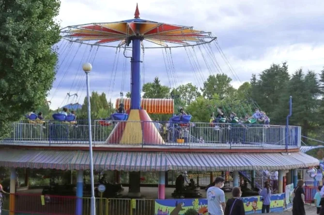 The dynamic movement of a spinning swing ride, showcasing the vibrant energy and joy found within the park. - Nostalgic Sanctuaries: Jeonju Zoo and the 2026 Eco-Aesthetic Evolution