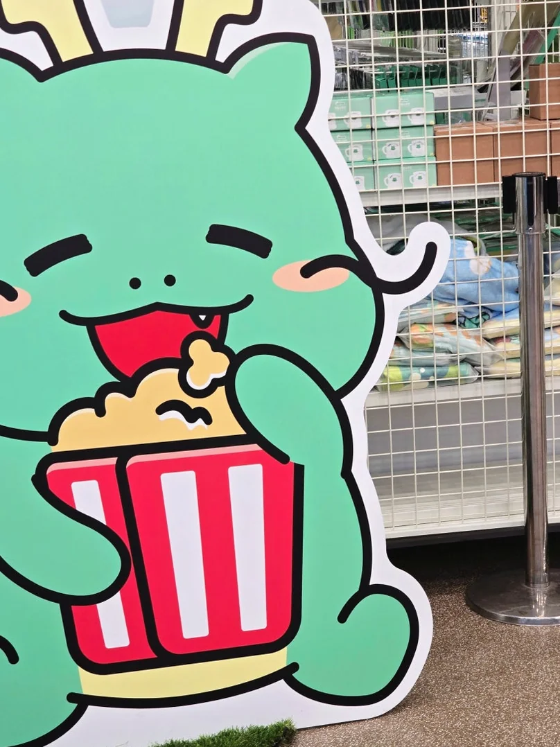 A visitor's hand proudly displays a Joayong character keychain, highlighting the intricate details and vibrant colors of this popular collectible item. - Joayong's Popcorn Journey: E-Mart Borajum's Premier Character Pop-Up