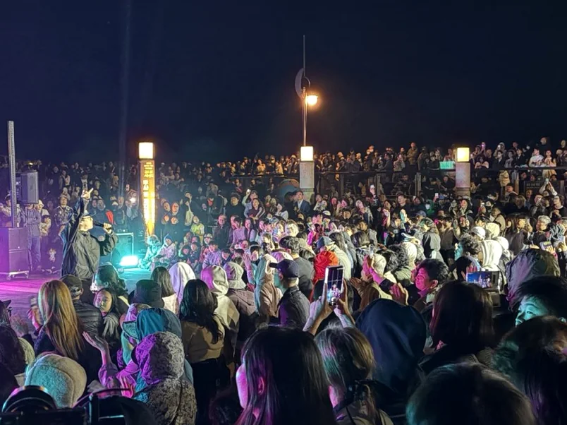 ドラマのロケ地としても人気の夜間文化フェスティバルに集う観客たち - 西帰浦を象徴する光の彫刻、セヨンギョで迎える究極の週末：2026 金土金土セヨンショー