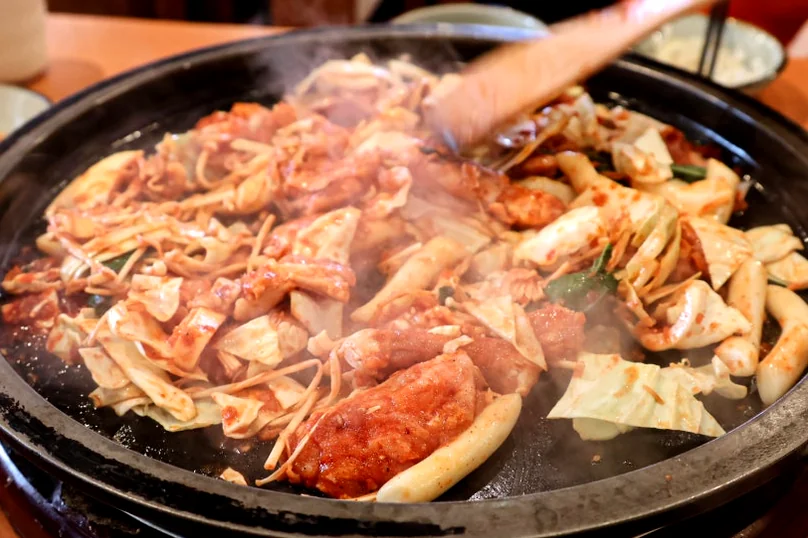 alt - アックジョン・ロデオの伝説を味わう。究極の鶏カルビ専門店『タクロガ』本店完全ガイド