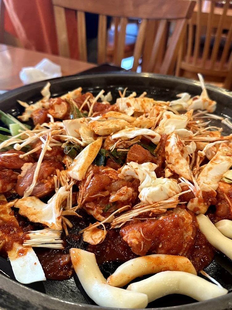 alt - アックジョン・ロデオの伝説を味わう。究極の鶏カルビ専門店『タクロガ』本店完全ガイド