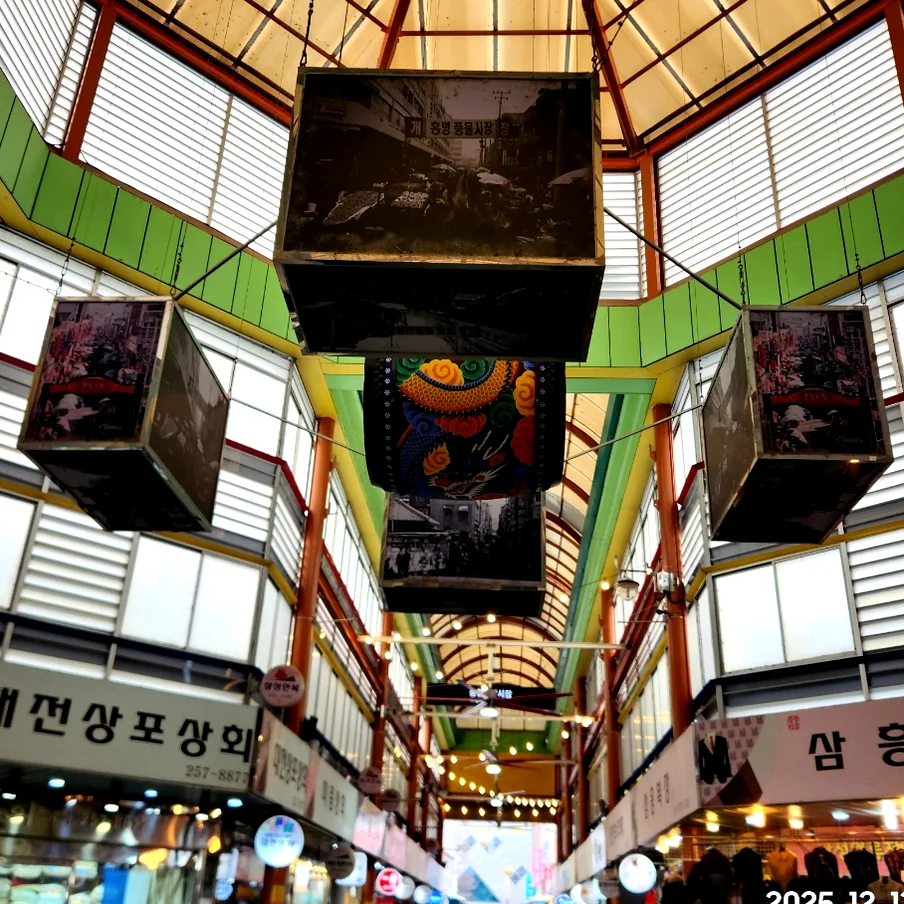 大田中央市場の賑わいを感じさせる一枚。 - 大田中央市場：五感を刺激する美食と伝統が息づくハイエンド・ローカルガイド