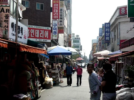 大田中央市場の活気あるエネルギーを象徴するショット。 - 大田中央市場：五感を刺激する美食と伝統が息づくハイエンド・ローカルガイド