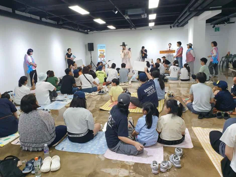 伝統的な韓紙と木版印刷体験の様子 - 「全州韓壁文化館」：歴史と知性が交差する秋、全州読書大典で出会う最上の休息