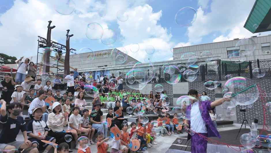 全州読書大典の活気あふれるブックマーケットの様子 - 「全州韓壁文化館」：歴史と知性が交差する秋、全州読書大典で出会う最上の休息