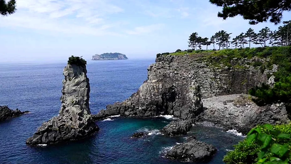 夕日に染まる外ドルゲのシルエット - 西帰浦外ドルゲ：済州の絶景を巡るハイエンドガイド