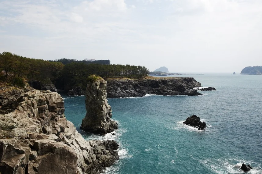 外ドルゲと周辺の雄大な景観 - 西帰浦外ドルゲ：済州の絶景を巡るハイエンドガイド