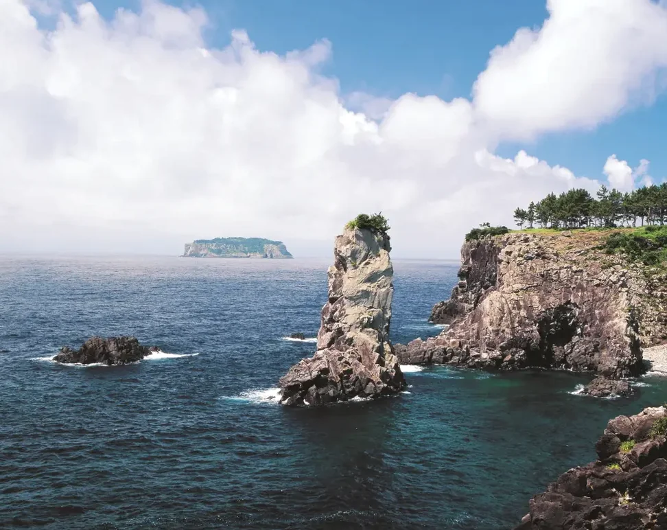 黄牛池海岸に点在する十二洞窟 - 西帰浦外ドルゲ：済州の絶景を巡るハイエンドガイド
