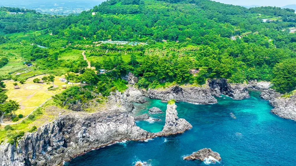 夕焼けに輝く海と奇岩 - 西帰浦外ドルゲ：済州の絶景を巡るハイエンドガイド