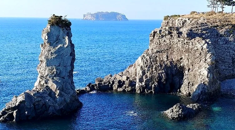 海と空が一体となる日没の瞬間 - 西帰浦外ドルゲ：済州の絶景を巡るハイエンドガイド