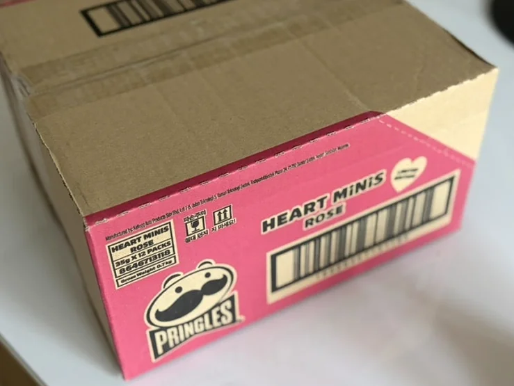 브랜딩과 바코드가 선명하게 인쇄된, 프링글스 하트 미니 로즈의 수송용 카톤. 機能的な梱包の中にも製品のアイデンティティが表現されている。 - 韓国限定・世界初の上陸。メガボックスとGSザ・フレッシュで出会う「プリングルズ・ハート・ミニ・ローズ」の誘惑