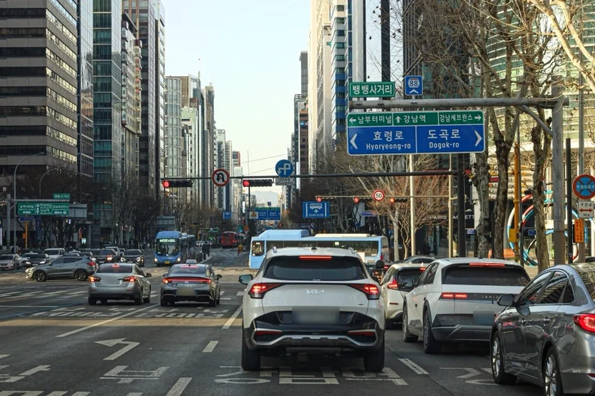 alt: カカオTのネットワークが支えるソウルの活気ある街並み
</div - 江南・新沙洞の洗練をスマートに、カカオT（Kakao T）で極める都市移動の最適解