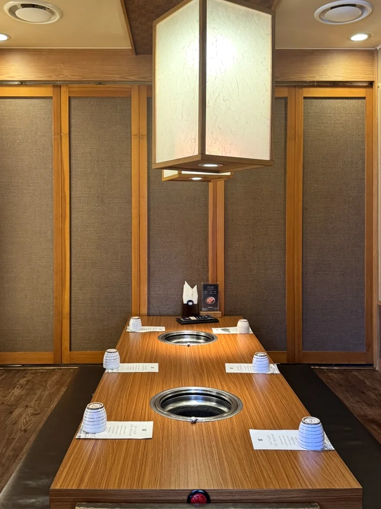 alt="伝統的な韓国のモチーフを取り入れた洗練された個室空間" - 1988年から続く伝統の味、松島カルメギ本店で堪能する至高のガストロノミー