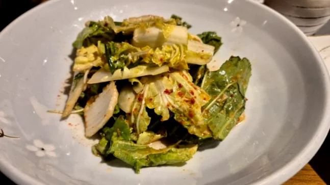 alt="エレガントな陶器に盛り付けられた新鮮な季節의サラダ" - 1988年から続く伝統の味、松島カルメギ本店で堪能する至高のガストロノミー