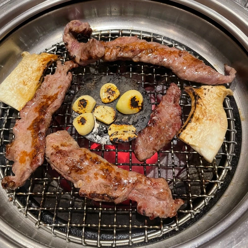 alt: A refined private dining space showcasing clean lines and traditional Korean design motifs, ensuring a sophisticated atmosphere. - Songdo Galmaegi Main Branch: The Zenith of Charcoal-Grilled Heritage in Incheon