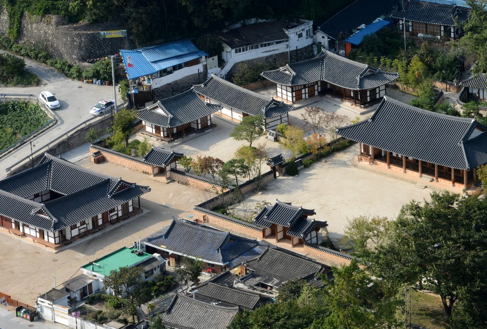 alt:伝統弓術（クックン）を体験する子供たちの凛々しい姿 - 全州伝統文化研修院：韓屋村の奥深くで出逢う真の韓国美