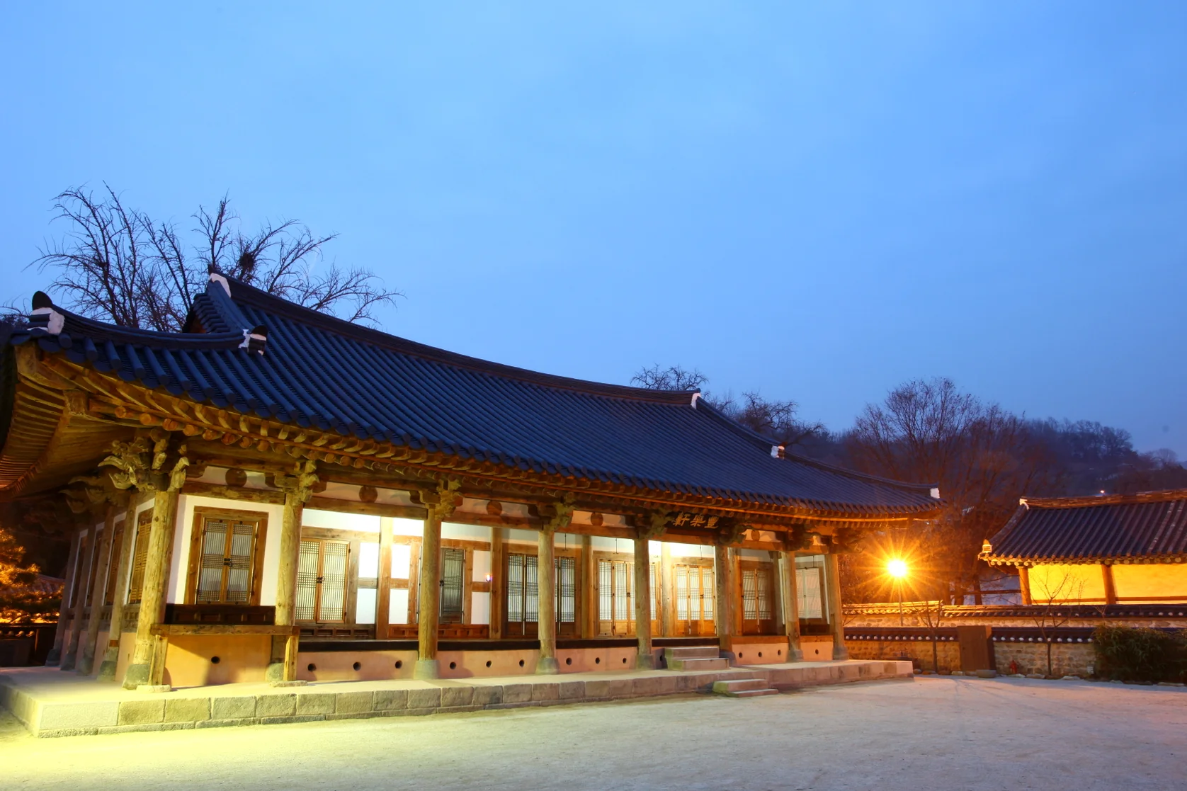 alt:静かな韓屋の回廊で感じる陽だまりのひととき - 全州伝統文化研修院：韓屋村の奥深くで出逢う真の韓国美