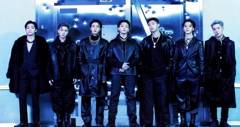 強烈なブルーライトの下で圧倒的なオーラを放つ男性K-POPグループ。統一された存在感と洗練されたダークファッションが、世界舞台へのインパクトある復帰を示唆している。 - 2026 K-POPスーパースターカムバック大戦：世界が注目する舞台とファンの熱狂