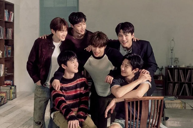 7人の男性K-POPアーティストが、居心地の良い日当たりの良い屋内で仲間意識の瞬間を捉える。リラックスした表情は、洗練されたステージ上のペルソナの背後にある真の絆を暗示している。 - 2026 K-POPスーパースターカムバック大戦：世界が注目する舞台とファンの熱狂