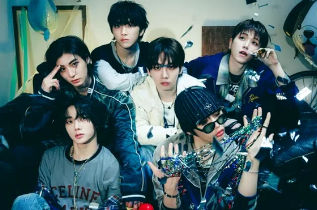 6人の男性K-POPアイドルが、風船とダイナミックなスタイリングに囲まれ、視覚的に豊かで芸術的なコンセプトを提示。彼らの待望のカムバックの創造的な深さを反映している。 - 2026 K-POPスーパースターカムバック大戦：世界が注目する舞台とファンの熱狂