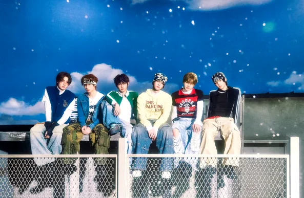 星空の下、屋上に座る男性K-POPグループ。次の章への願望と若々しい夢を伝えている。 - 2026 K-POPスーパースターカムバック大戦：世界が注目する舞台とファンの熱狂