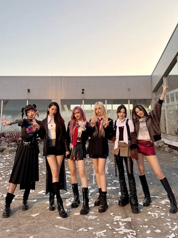 晴れ渡る屋上で自信に満ちたポーズをとる女性K-POPグループ。多様な個々のスタイルが調和し、強さと一体感のある鮮やかな視覚的物語を紡ぎ出す。 - 2026 K-POPスーパースターカムバック大戦：世界が注目する舞台とファンの熱狂