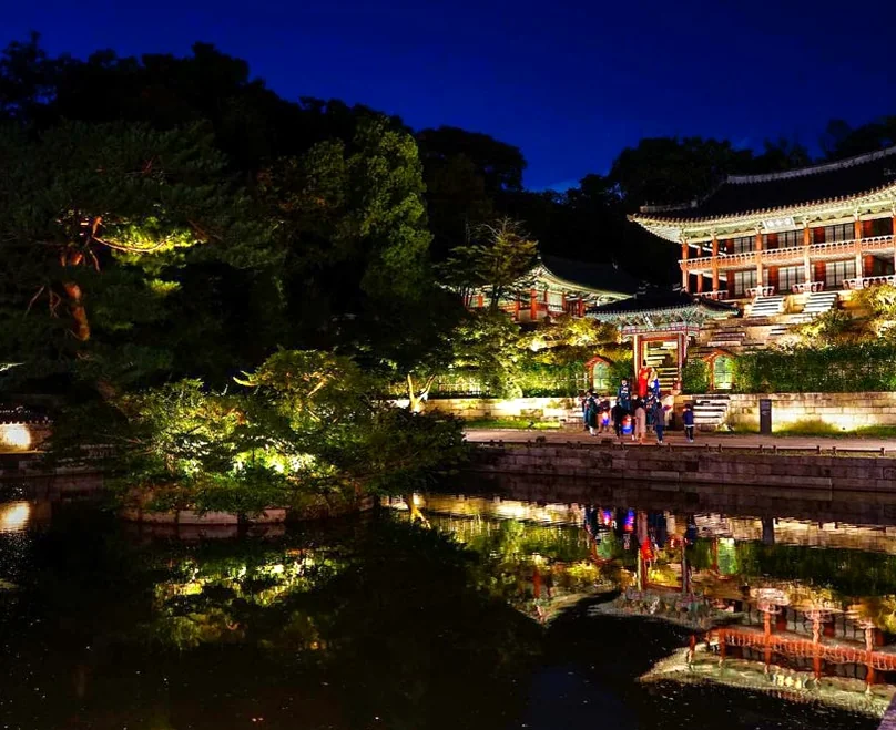 Traditional dance performance at Yeongyeongdang