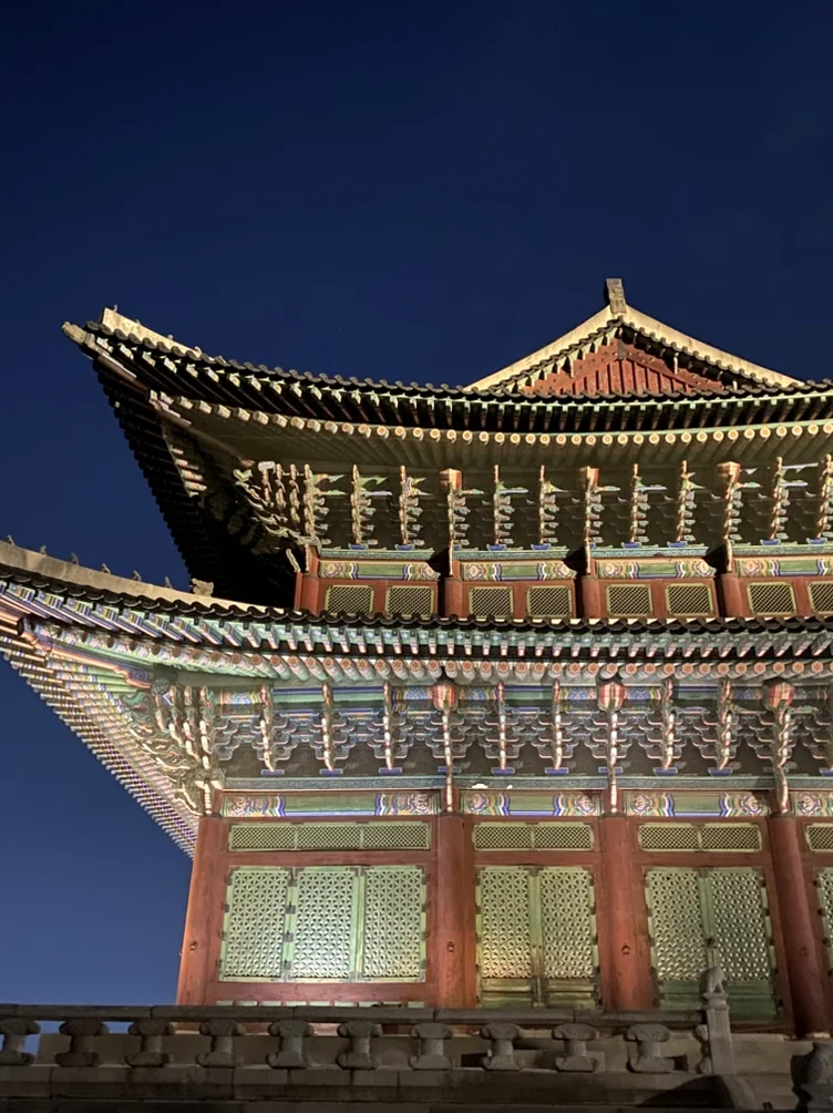 근정전 처마 아래 화려한 단청의 문양과 한국 전통 건축의 조형적 미학을 담아낸 클로즈업 샷 - 2026年春、ソウルの月明かりに包まれる「景福宮」夜間観覧完全ガイド