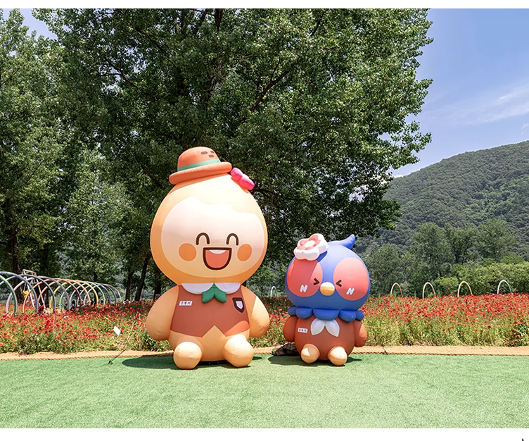 양귀비 꽃밭 한가운데 설치된 귀여운 캐릭터 조형물입니다. 꽃정원의 유쾌한 분위기를 잘 보여주며, 방문객들이 기념사진을 남길 수 있는 랜드마크 역할을 합니다. - Jaraseom Namdo Flower Garden: A K-Travel Guide to Gapyeong's 'Colorful Garden' Festival