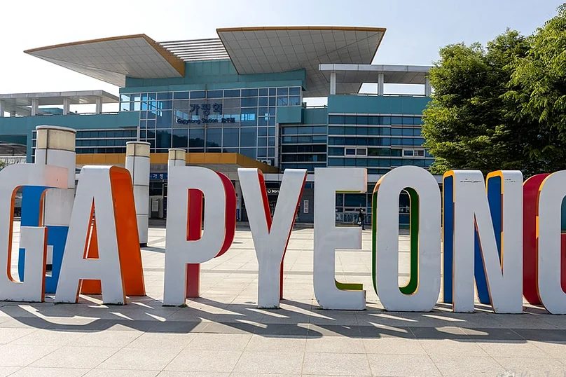 자라섬으로의 접근성을 알려주는 가평역의 대형 조형물입니다. 대중교통 이용객에게 실질적인 정보가 되며, 안정적인 구도와 개방감이 느껴지는 배경을 담았습니다. - Jaraseom Namdo Flower Garden: A K-Travel Guide to Gapyeong's 'Colorful Garden' Festival