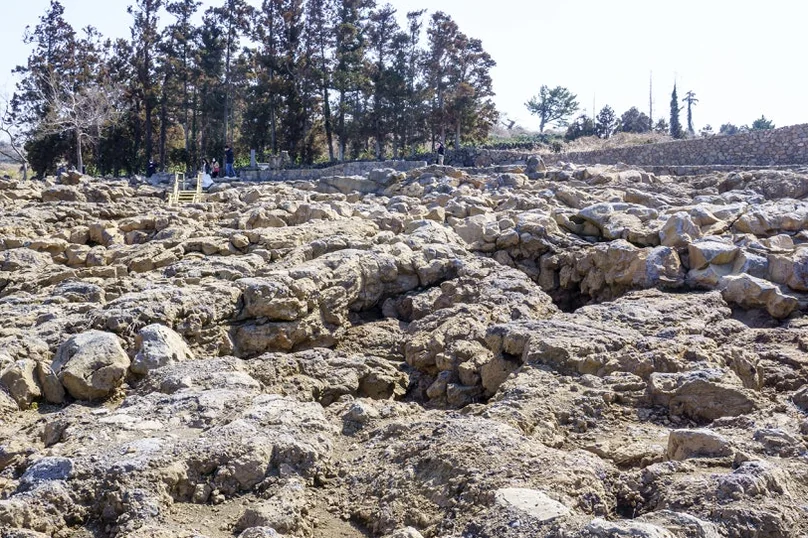 제주의 자연과 현대적 시설이 어우러진 용암 필드 전경 - A Journey into Jeju's Volcanic Soul: Exploring the Pahoehoe Lava Field Park in Aewol