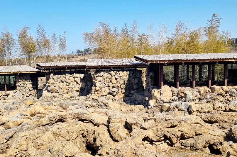 용암 암석과 조화를 이루는 자연 친화적인 건축물 파사드 - A Journey into Jeju's Volcanic Soul: Exploring the Pahoehoe Lava Field Park in Aewol