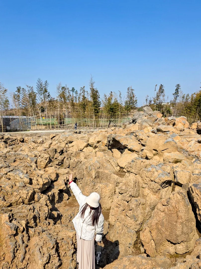 대지 예술의 일부처럼 느껴지는 인물과 암벽의 조화로운 연출 - A Journey into Jeju's Volcanic Soul: Exploring the Pahoehoe Lava Field Park in Aewol