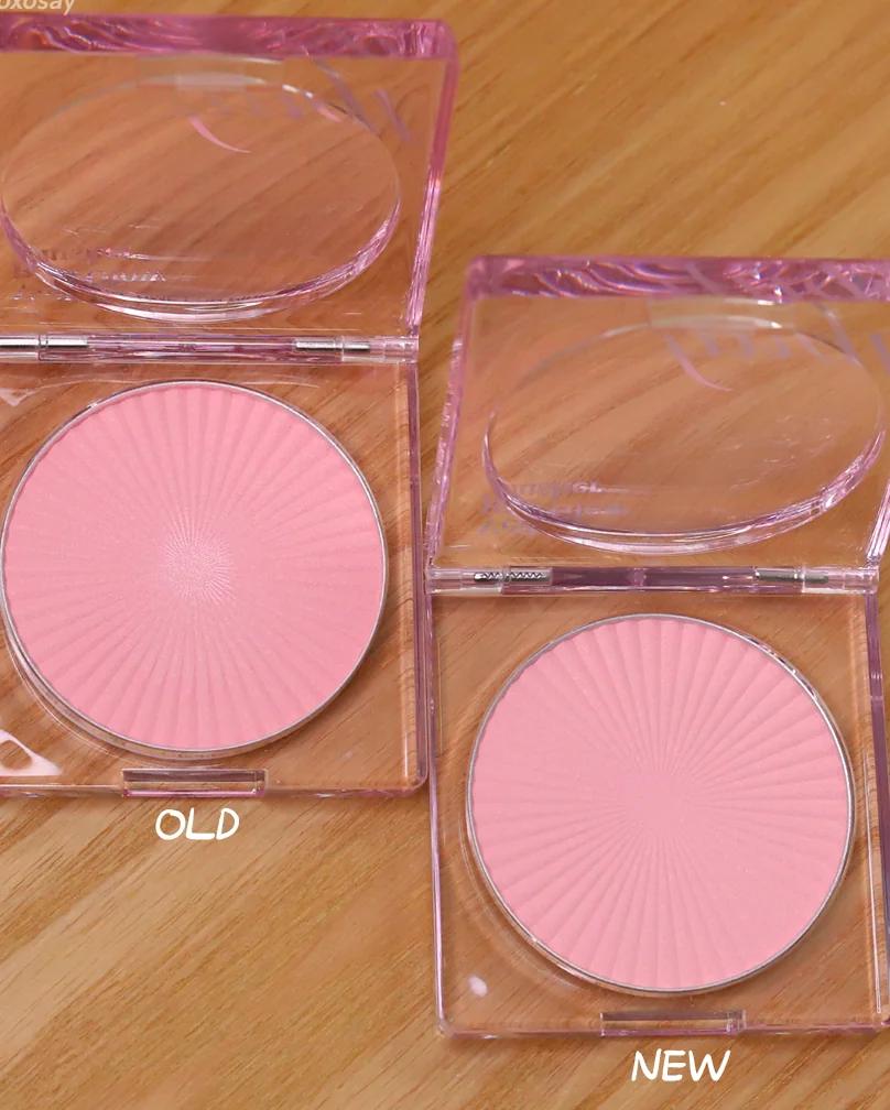 더페이스샵 핑크 블러셔 'OLD'와 'NEW' 버전 두 제품을 개봉한 상태로 보여주는 클린한 패키지 컷. 정갈한 우드 배경 위에 자연광을 받아 감각적인 분위기를 연출합니다. - K-Beautyの最新トレンド！THE FACE SHOP fmgtで叶える自然体メイク術