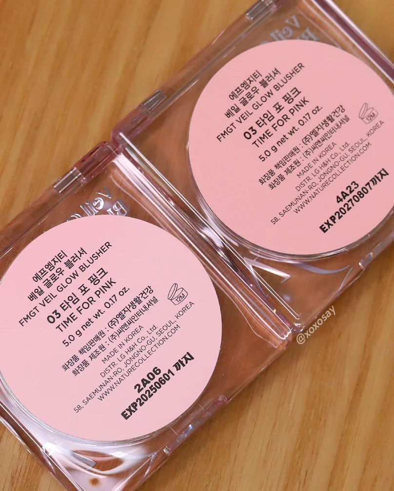 더페이스샵 핑크 블러셔 두 제품의 후면을 촬영하여 성분표와 제품 정보를 선명하게 보여주는 컷. 'Hanako' 스타일의 평면 배치 구도로 정보 전달력이 뛰어납니다. - K-Beautyの最新トレンド！THE FACE SHOP fmgtで叶える自然体メイク術