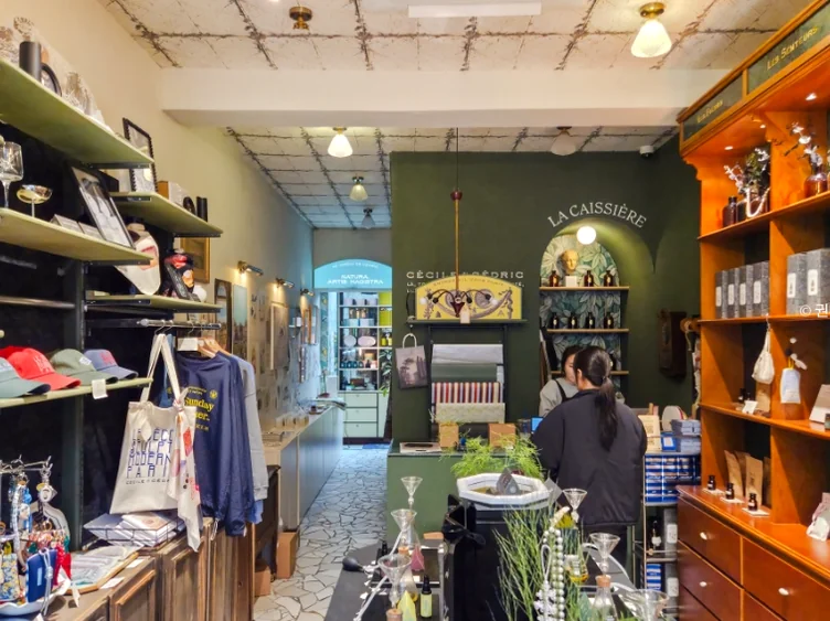Wide shop interior featuring dark green walls and various display shelves - 2026年ソウル・新堂洞(シンダンドン)で見つけた、パリの記憶。ライフスタイルショップ『セシル・アンド・セドリック(Cecile Cedric)』へ