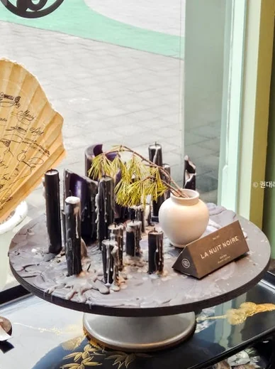 Black candles with white labels on a stone tray near a window - 2026年ソウル・新堂洞(シンダンドン)で見つけた、パリの記憶。ライフスタイルショップ『セシル・アンド・セドリック(Cecile Cedric)』へ