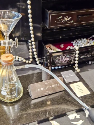 Glass flask with pearls and a jewelry box on a table - 2026年ソウル・新堂洞(シンダンドン)で見つけた、パリの記憶。ライフスタイルショップ『セシル・アンド・セドリック(Cecile Cedric)』へ