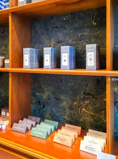 Small merchandise boxes on wooden display shelves - 2026年ソウル・新堂洞(シンダンドン)で見つけた、パリの記憶。ライフスタイルショップ『セシル・アンド・セドリック(Cecile Cedric)』へ