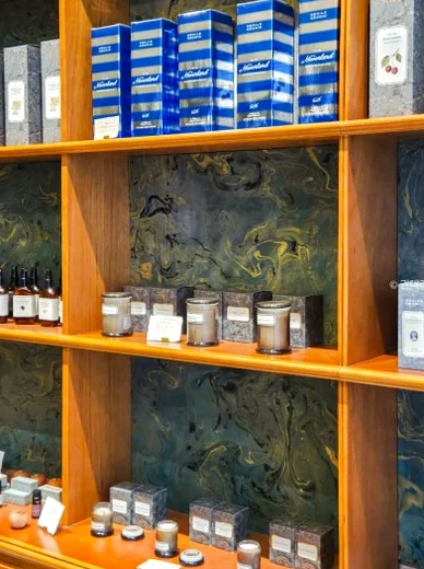 Blue and white striped boxes arranged on a shelf - 2026年ソウル・新堂洞(シンダンドン)で見つけた、パリの記憶。ライフスタイルショップ『セシル・アンド・セドリック(Cecile Cedric)』へ